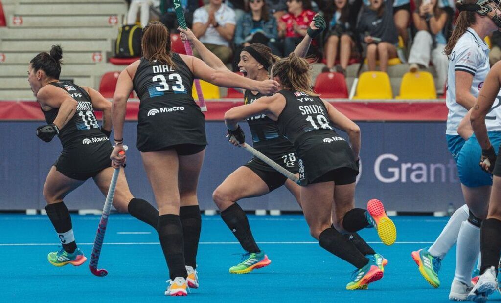 Jugadoras de Las Leonas celebrando un gol durante el partido contra Escocia