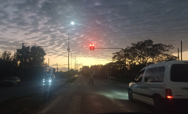 Termómetro marcando temperatura en un día parcialmente nublado