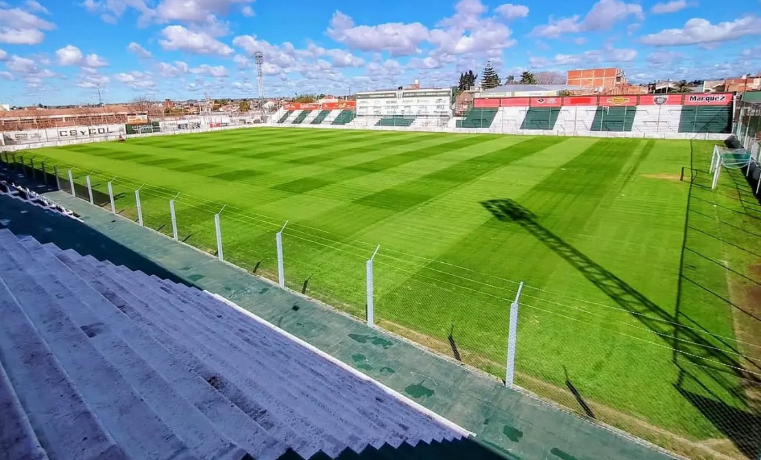 Estadio Ciudad de Laferrere con el campo de juego y las tribunas