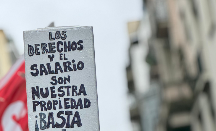 Manifestantes con carteles marchando por una calle de la ciudad