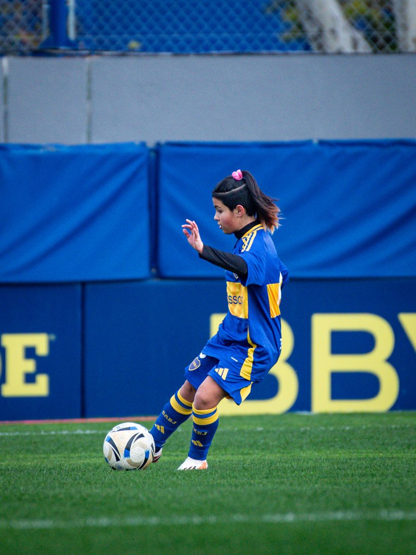Luciana Barrios con la camiseta de Boca Juniors en la cancha