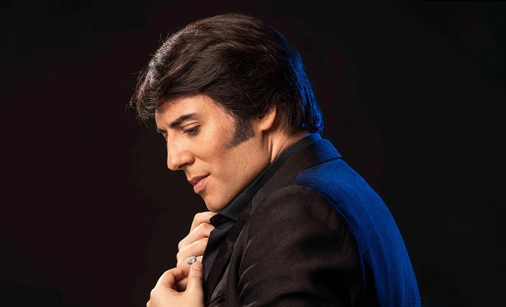 Fernando Samartin caracterizado como Sandro en el escenario