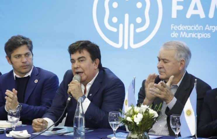 Fernando Espinoza hablando en un acto político