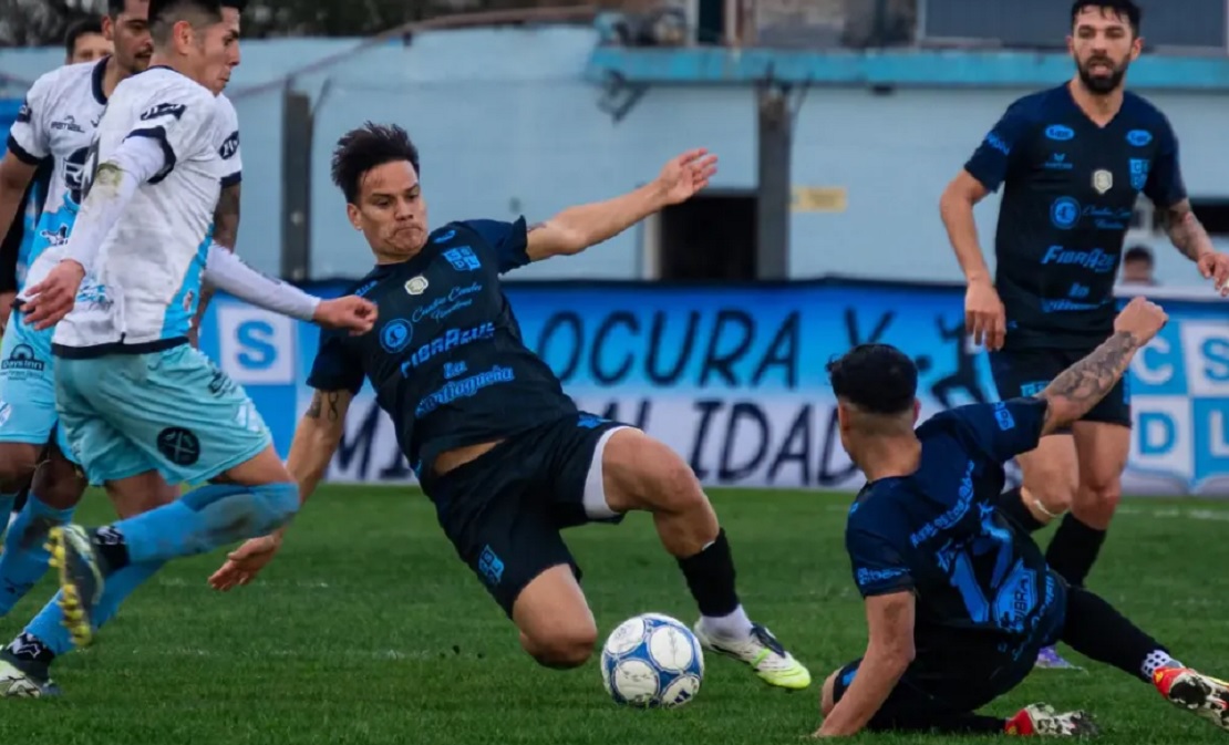 Estadio de fútbol con césped y tribunas