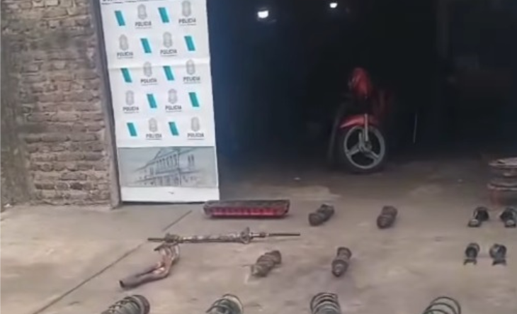 Policía bonaerense durante un operativo de clausura de taller clandestino