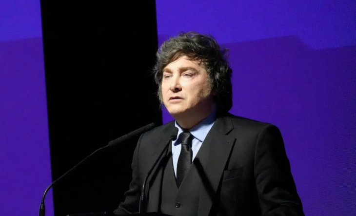 Javier Milei hablando en un atril durante el Council of the Americas 2026