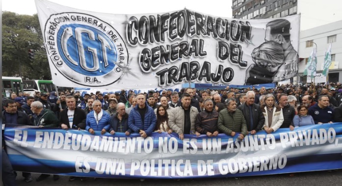Manifestantes de la CGT y las CTA marchan frente al Ministerio de Economía