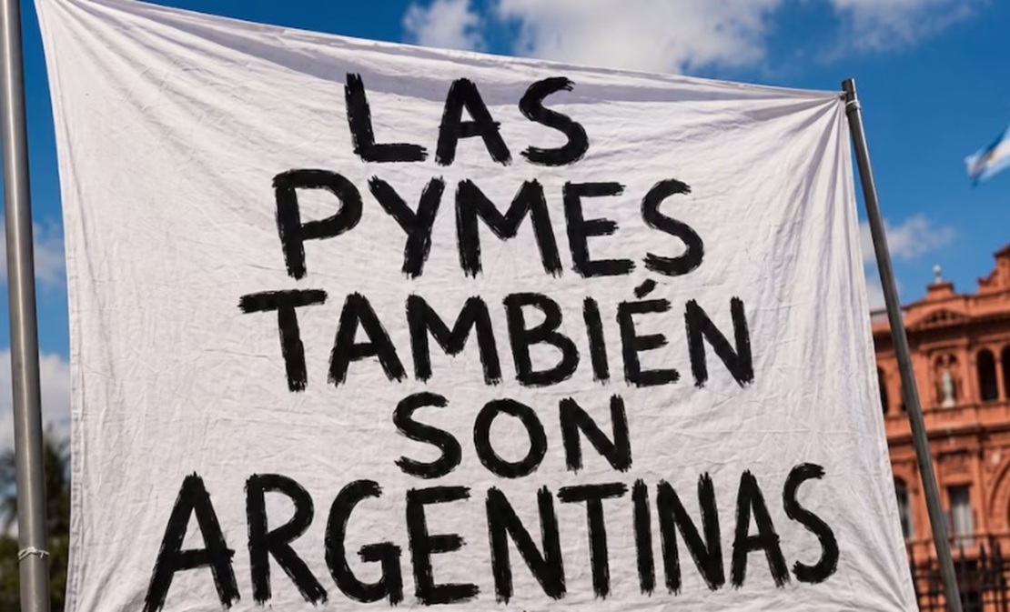 Manifestación de empresarios PyME en Plaza de Mayo con carteles de reclamo