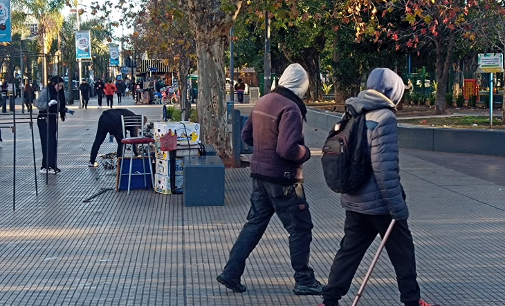 Termómetro marcando baja temperatura en un día frío