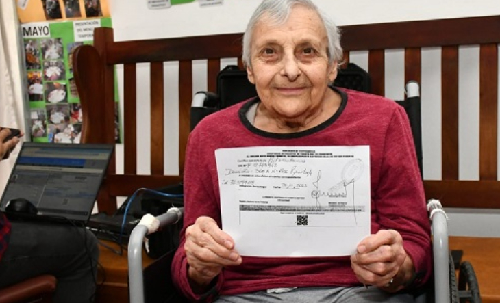 Equipo móvil del Registro Provincial de las Personas realizando trámites de documentación