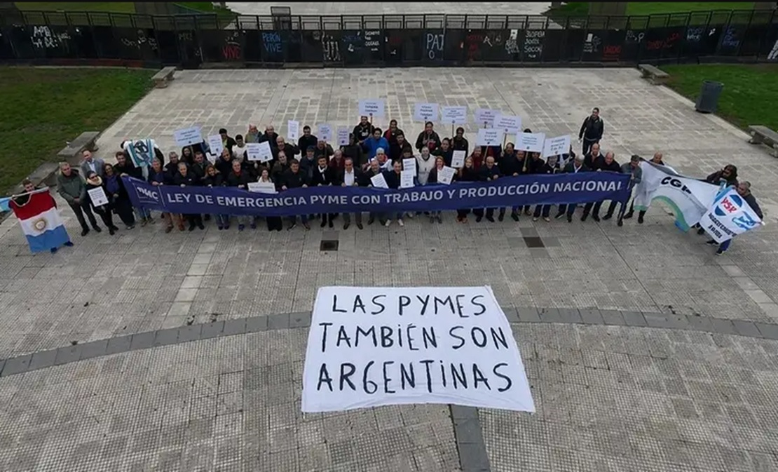 Manifestación de empresarios en Plaza de Mayo con carteles de reclamo