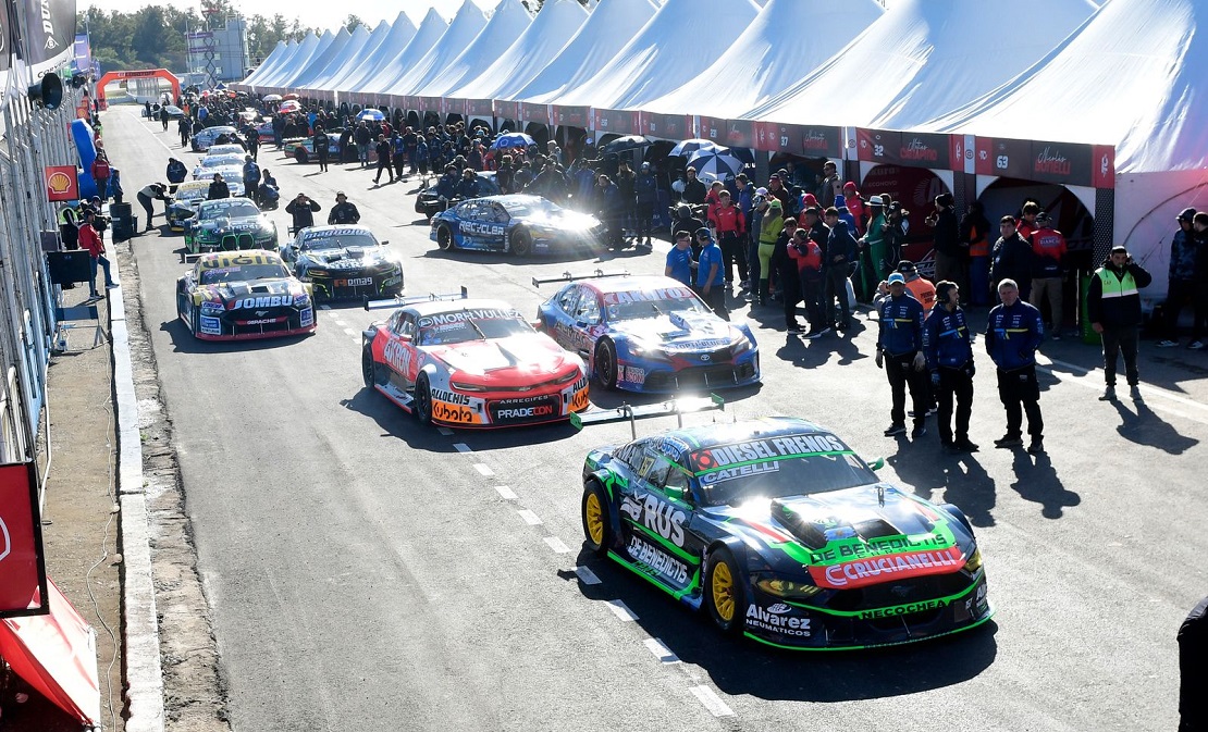 Autódromo Ciudad de Paraná durante una competencia de Turismo Carretera