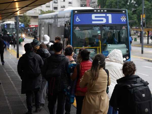 Colectivo circulando por una calle de Buenos Aires