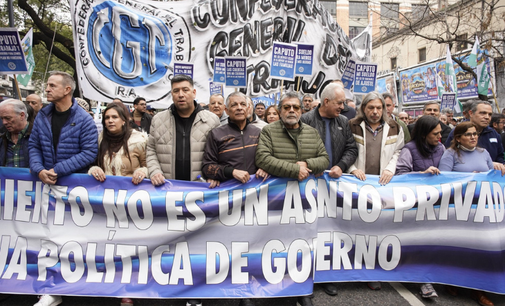 Manifestantes marchan hacia el Ministerio de Economía con carteles