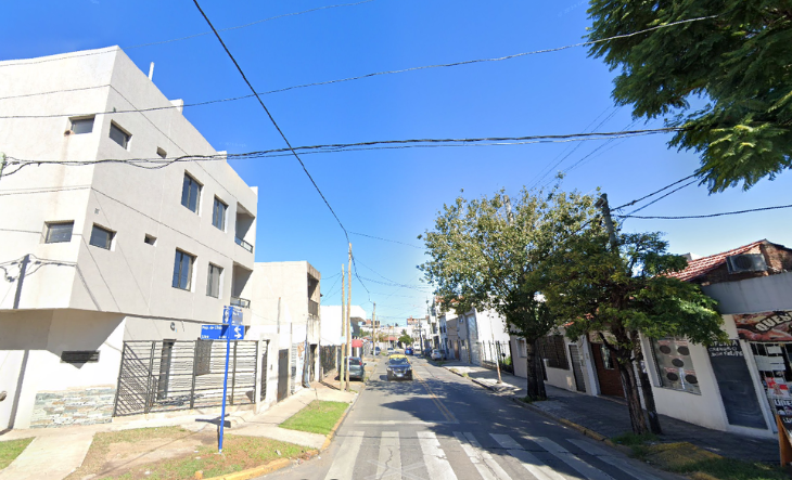 Calle residencial en San Justo con viviendas y árboles