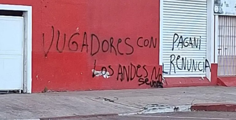 Pintada en el estadio Eduardo Gallardón con mensaje amenazante