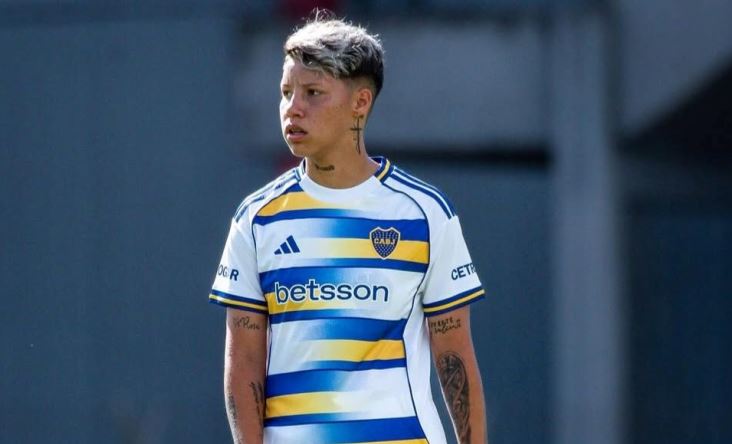Kishi Núñez con la camiseta de Boca Juniors durante un partido