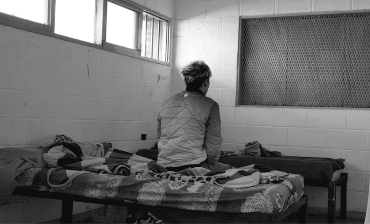 Personas tras las rejas de una celda en una cárcel bonaerense
