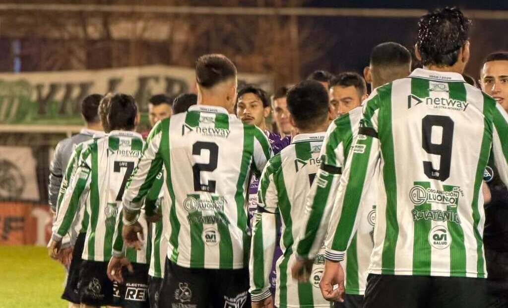 Jugadores de Deportivo Laferrere durante el partido contra Villa Dálmine en el estadio Morumbí