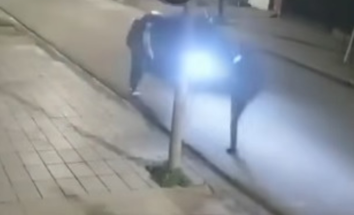 Policía en la vía pública con patrullero