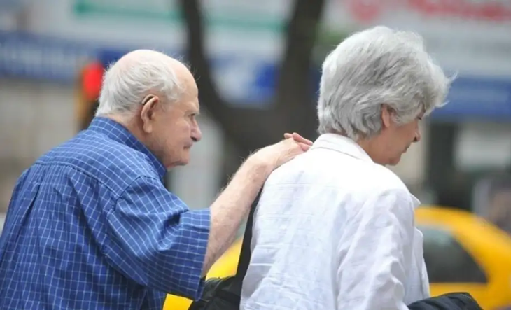Personas mayores haciendo fila en una oficina de atención al consumidor