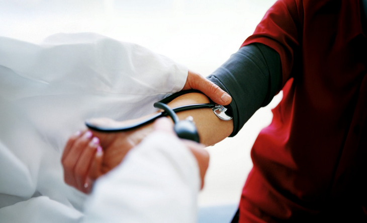 Personal médico atendiendo a un paciente en una sala de hospital
