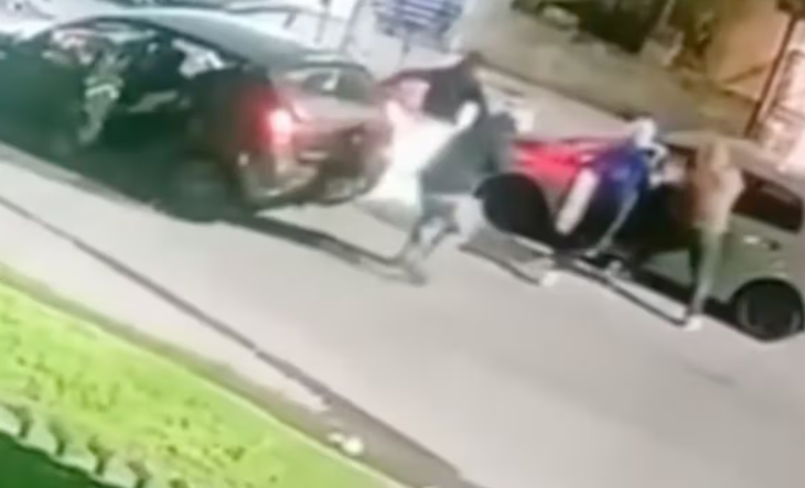 Efectivos policiales trabajando en la escena del tiroteo en Rafael Castillo