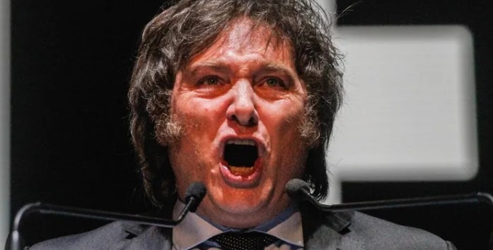 Javier Milei hablando en un atril durante un evento