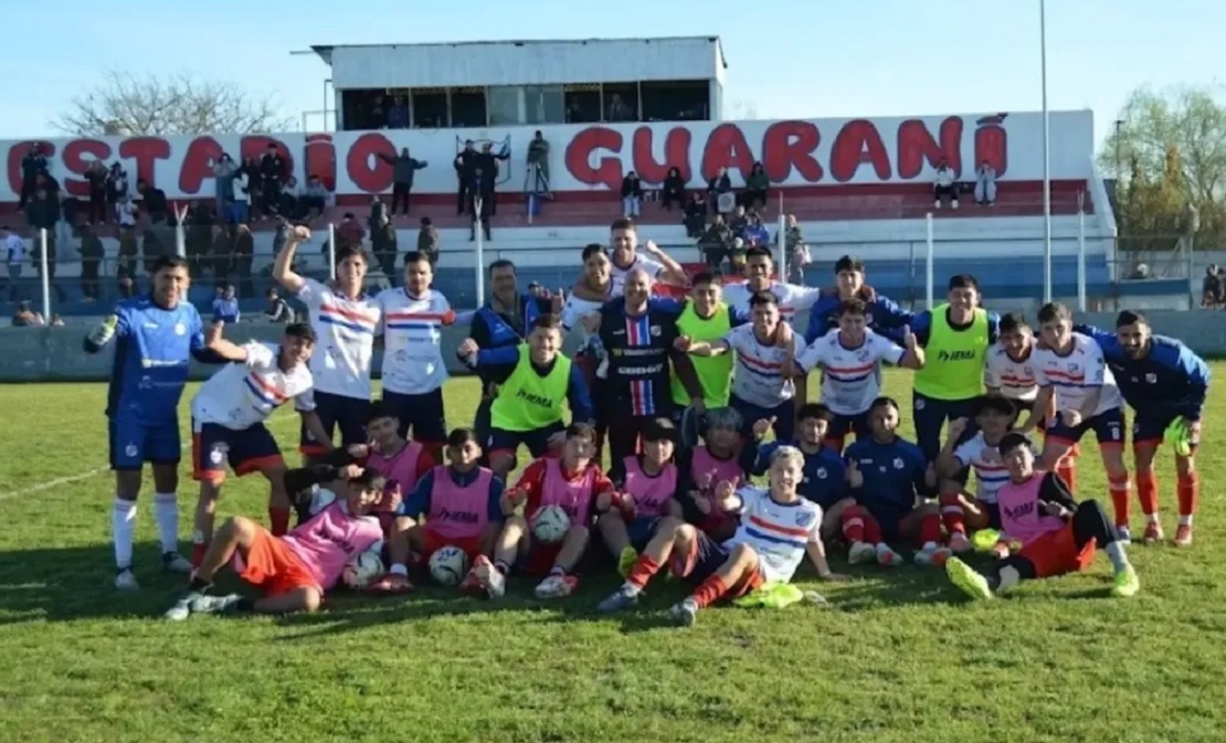 Jugadores de Deportivo Paraguayo celebrando un gol en un partido de la Primera C