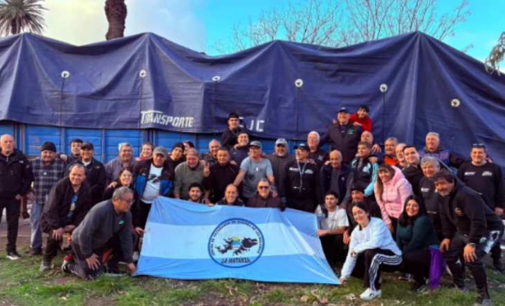 Veteranos de Malvinas de La Matanza cargando donaciones para su campaña solidaria