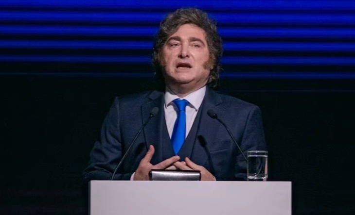 Javier Milei hablando en una entrevista radial