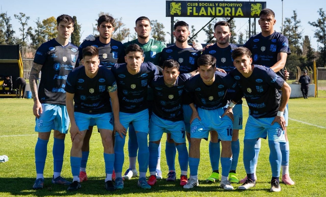 Jugadores de Liniers en el campo de juego durante un partido