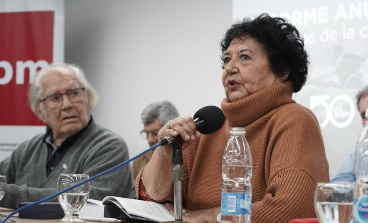 Dora Barrancos durante una entrevista radial