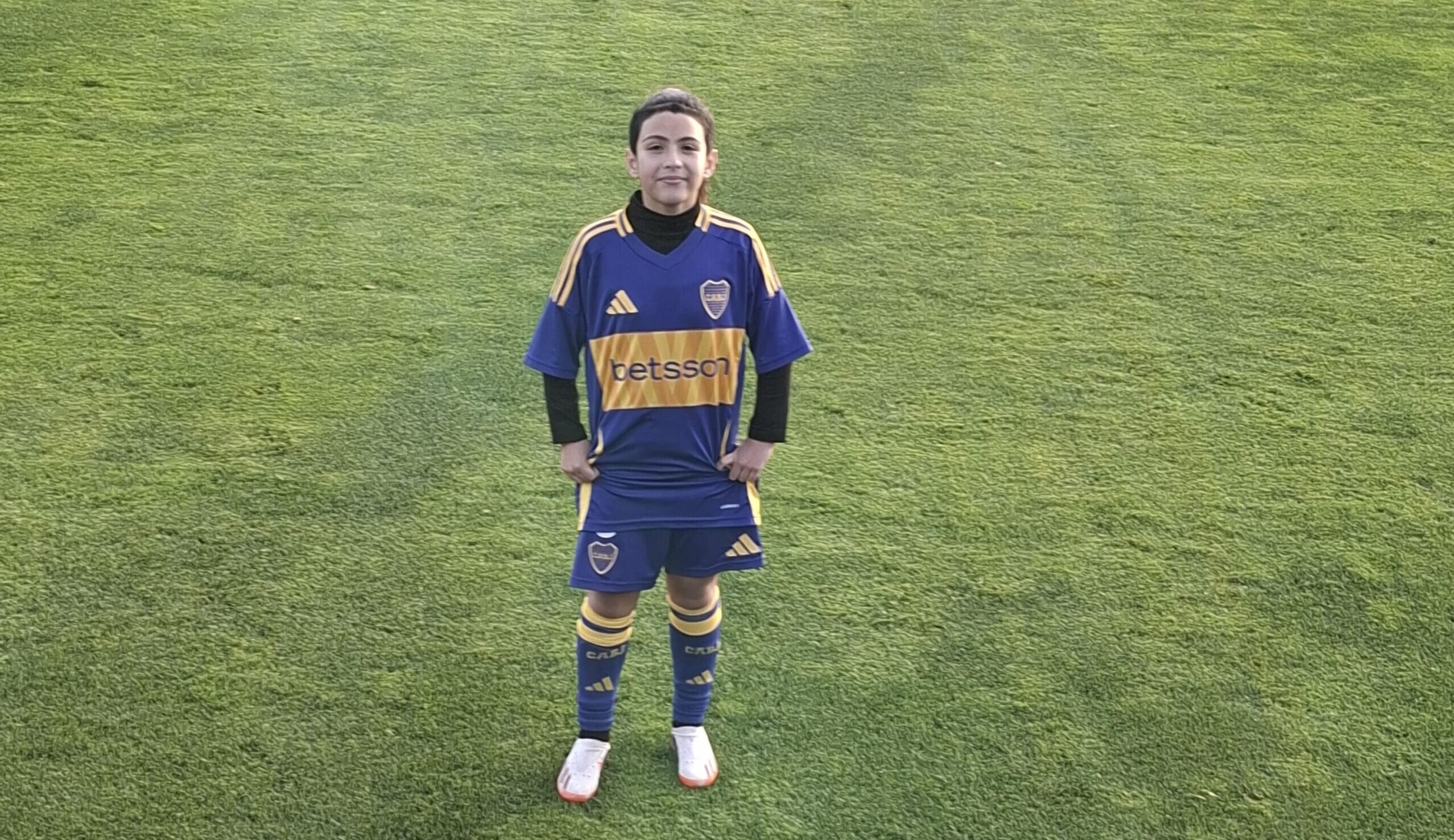 Luciana Barrios con la camiseta de Boca en una cancha de fútbol