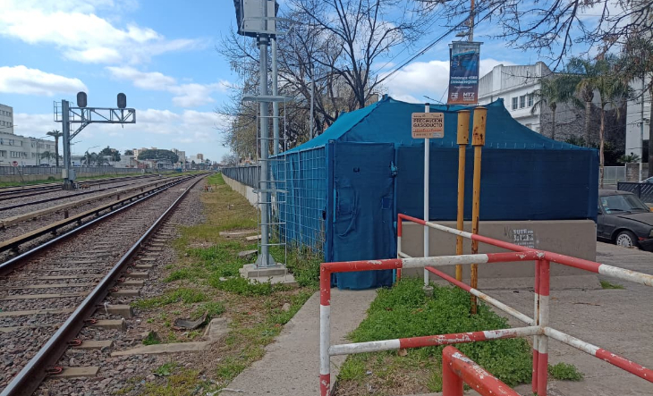 Formación del Tren Sarmiento detenida en un paso a nivel en Ramos Mejía