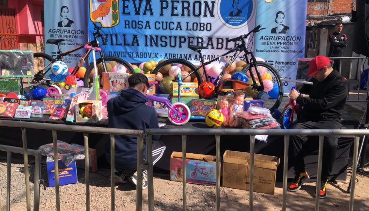 Niños jugando durante la jornada en el barrio Las Antenas