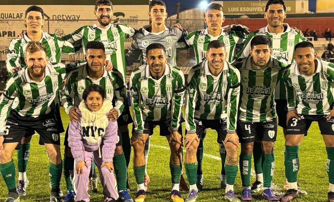 Jugadores de Deportivo Laferrere en el campo de juego