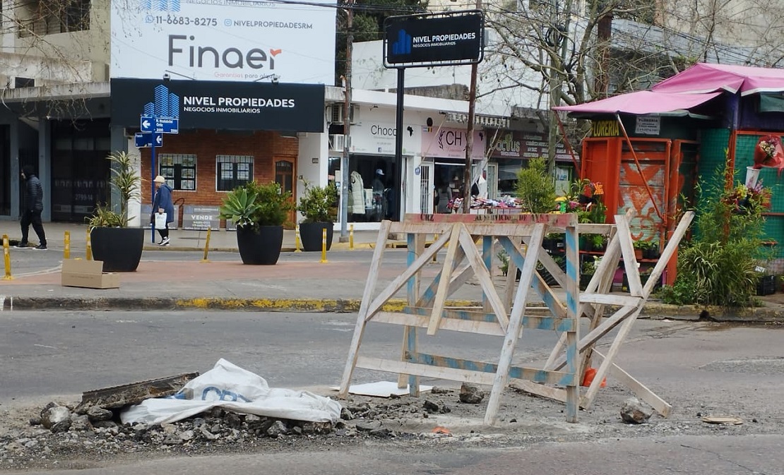 Tapa de alcantarilla rota rodeada por una valla en Avenida Gaona, Ramos Mejía