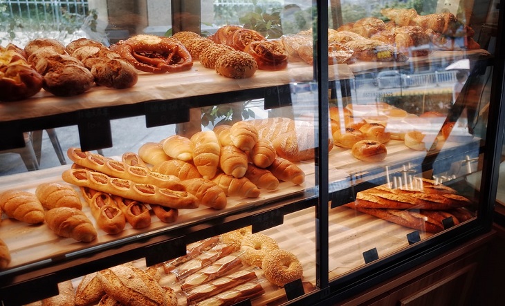 Panadería con estantes de pan y facturas