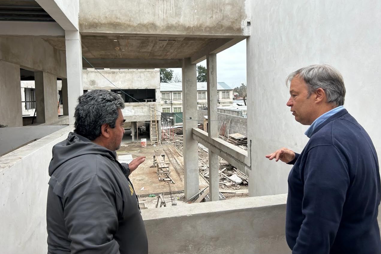 Mariano Cascallares supervisa la construcción del nuevo edificio escolar en Glew