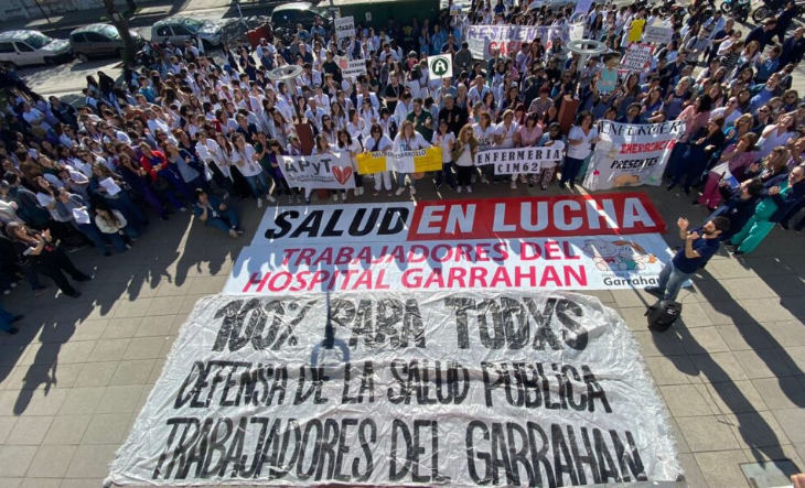 Trabajadores del Hospital Garrahan reunidos en el hall del edificio
