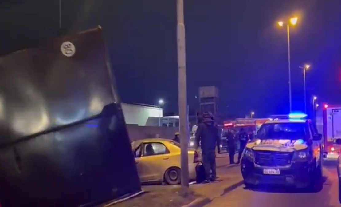 Camión volcado sobre un auto en avenida Diego Armando Maradona en San Justo