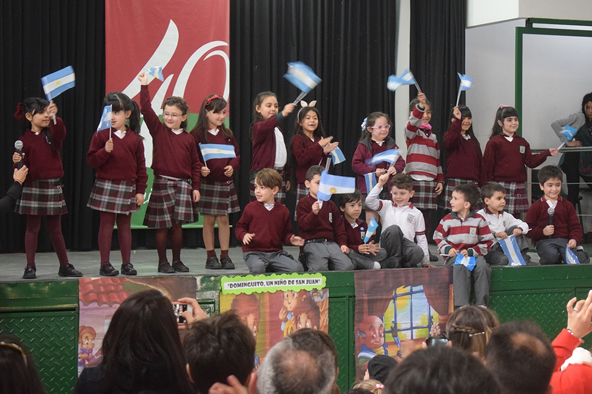 Fachada de un colegio privado con alumnos entrando al edificio escolar