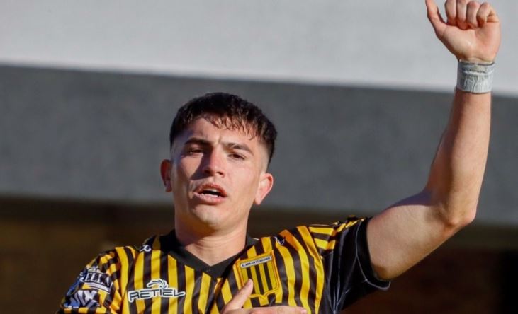 Milton Zanotti celebrando un gol con la camiseta de Almirante Brown