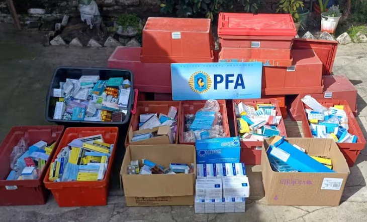 Puestos de feria con medicamentos secuestrados durante el operativo policial