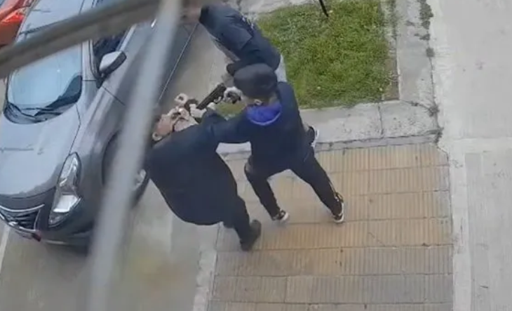 Pareja siendo asaltada por tres delincuentes en la calle