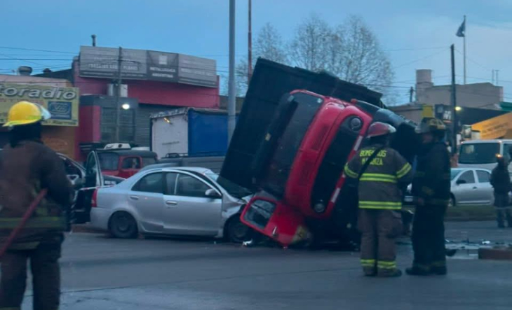 Camión volcado sobre un auto en avenida Diego Armando Maradona en San Justo