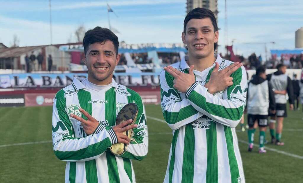 Jugadores de Deportivo Laferrere celebrando un gol en el partido contra UAI Urquiza