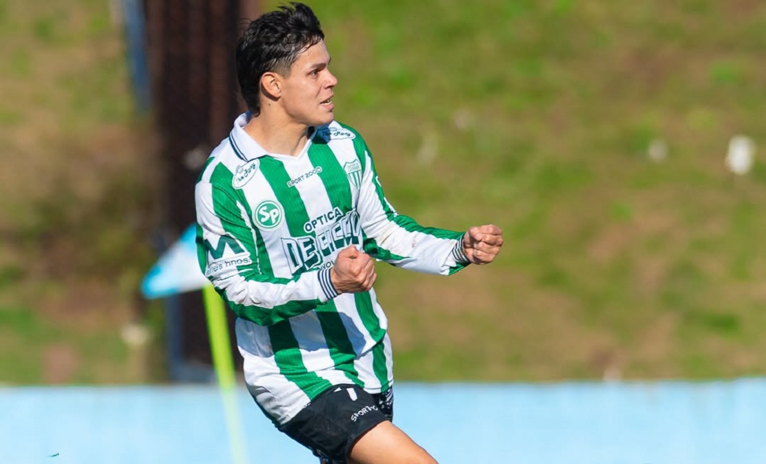 Franco Romero con la camiseta de Deportivo Laferrere celebrando un gol