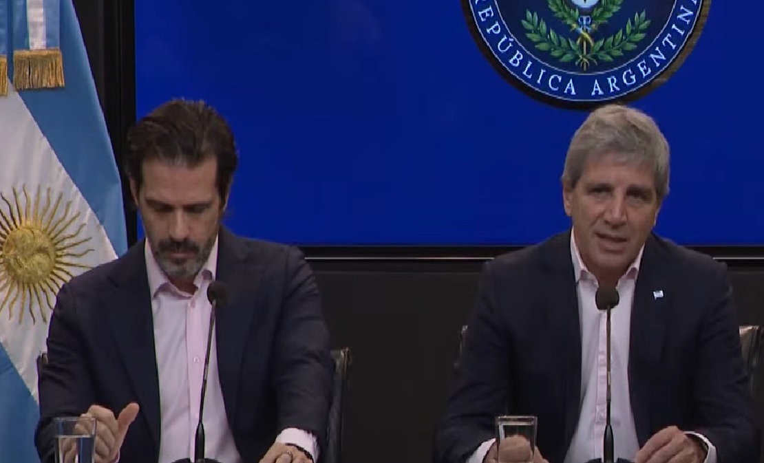 Luis Caputo en conferencia de prensa anunciando el plan de créditos hipotecarios